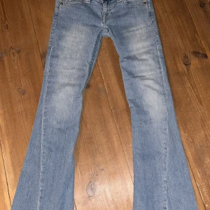 Bootcut jeans från True Religion - Säljer dessa trendiga ljusblåa true religion jeans då jag tyvärr inte får användning för dem lika mycket längre. Storleken på jeansen är W25 och har ett stretchigt material. De har en jätteliten fläck på framsidan (se sista bilden), syns knappt!