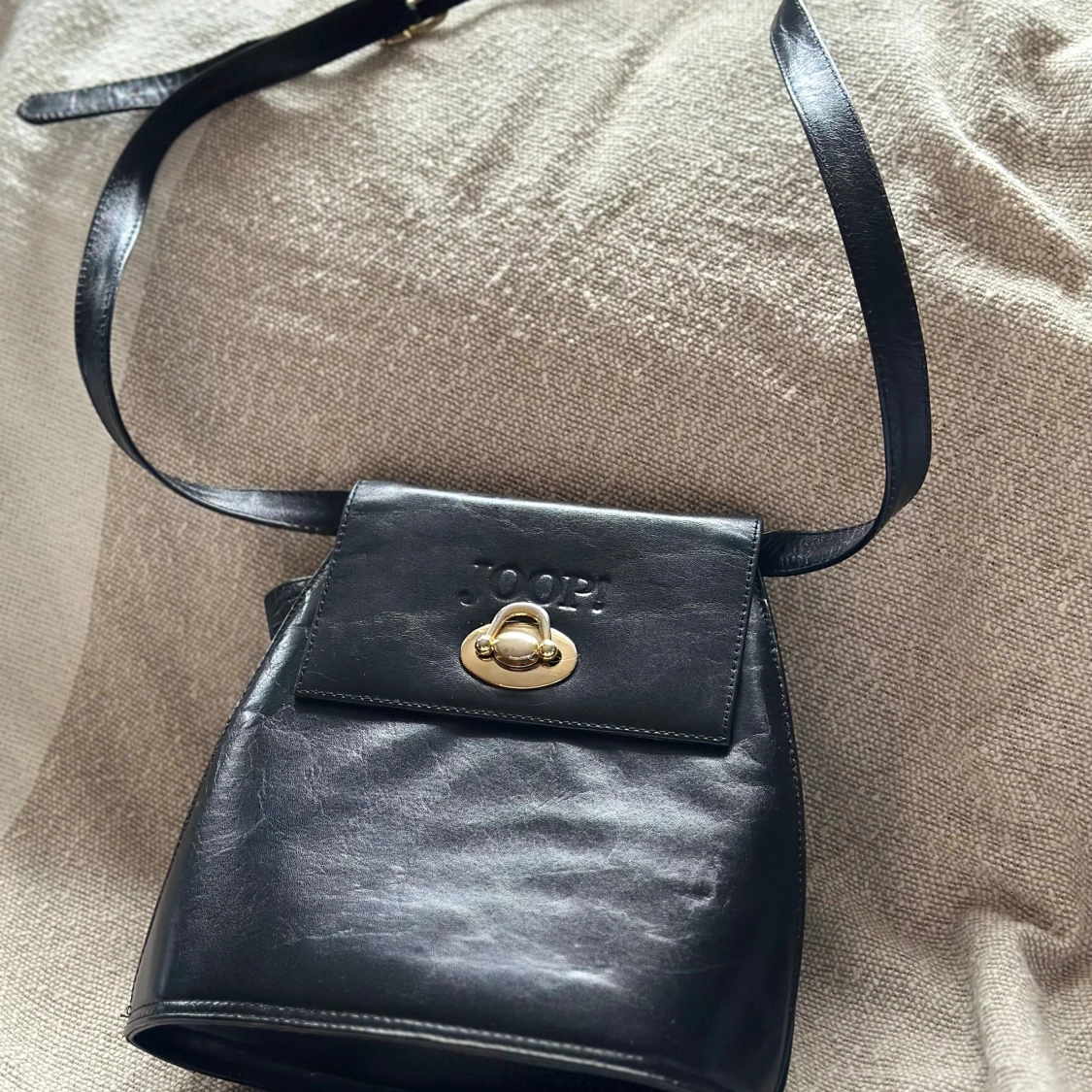 Svart axelväska från JOOP! och brun handväska - 1