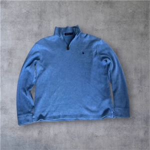 Ralph lauren Quarterzip  - Snygg ljusblå långärmad tröja från Polo Ralph Lauren med half zip och klassisk broderad logga på bröstet. Tillverkad i 100% bomull för en skön och avslappnad känsla. Perfekt för lager-på-lager och chill vardagsstil. Inga defekter, skicket bedöms Mycket bra. Kom privat för mer frågor!🐎