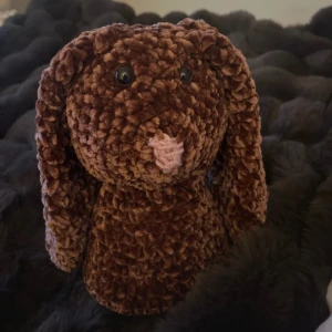 Virkad kanin - Virkad egengjord jättesöt kanin. Den ena ögat är pyttelite större än det andra. 🤎