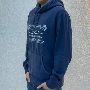 Polo Ralph Lauren Hoodie - Tjena! Säljer nu denna Ralph Lauren hoodien. Storlek M - Modellen på bild är 182cm. Skick 9/10 - Nypris på denna är ca 2500 och mitt pris 1099, (pris kan diskuteras vid snabb affär). Hör gärna av er vid minsta fundering/fråga. MVH JL STORE