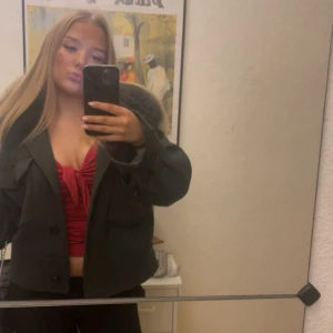 Meotine kappa med pälskrage - Meotine mörkgrön kappa från meotine i storlek s/m! Perfekt till alla årstider!! Skriv för fler bilder💚💚💚pris går att diskuteras!! Det saknas en knapp på ena ärmen! Nypris:3000 kr 