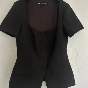 Brun topp  - Snygg och eftertraktad topp från zara, slutaåld i butik och använd en gång bara💞💞💞