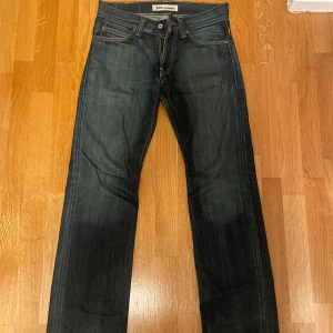 Levi's 506 jeans mörkblå straight - Säljer mina Levi’s 506 jeans i bra skick, endast lite tramp. Snygg blå grön tvätt som är perfekt till hösten och vintern. Säljer pga jag tröttnat på dem. 