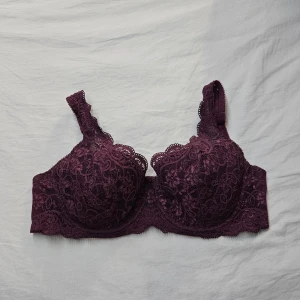 Triumph bh 70F  - En riktigt fin bh från Triumph i storlek 70F, använd ett fåtal gånger. Bekväm och söt!