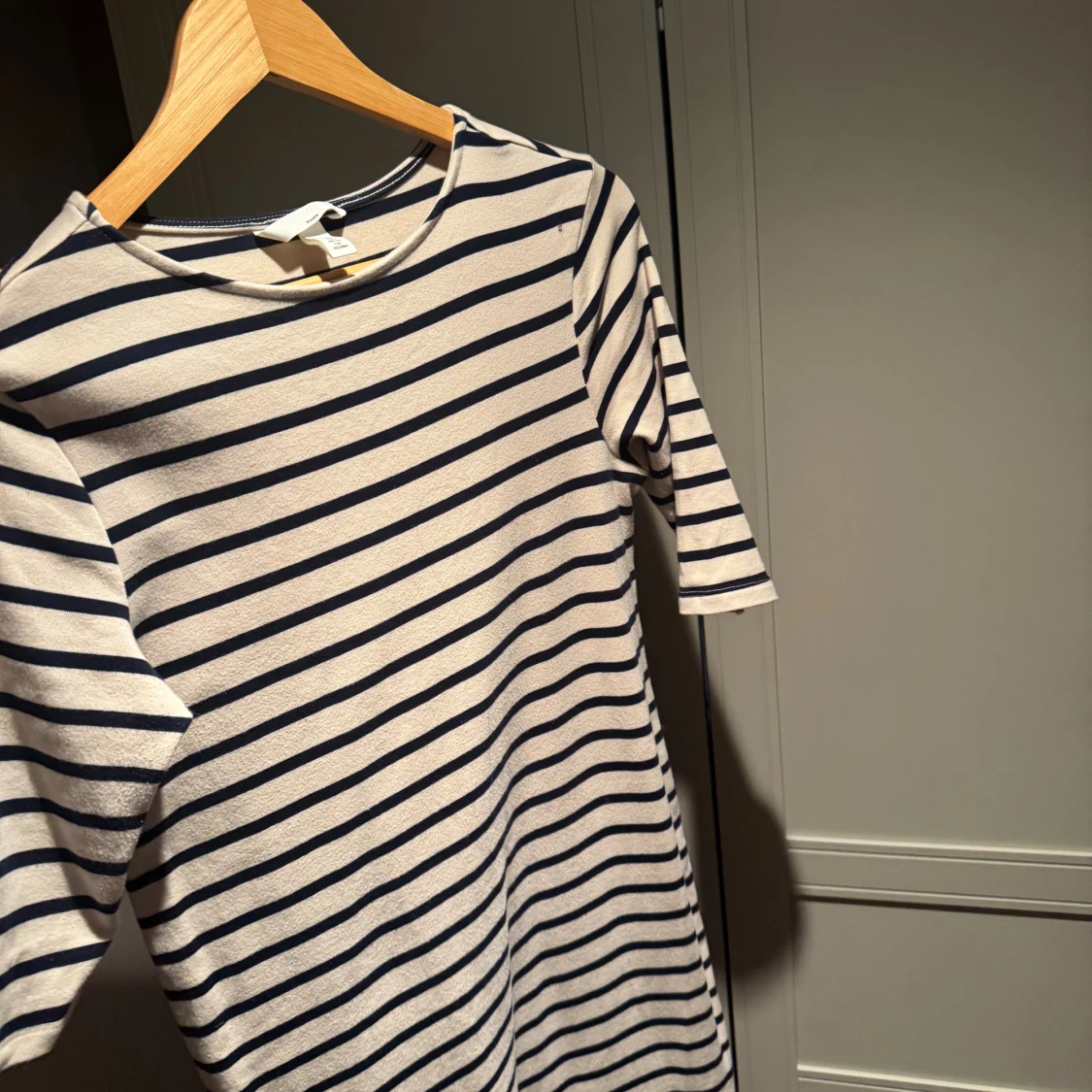 Randig tshirtklänning från H&M Mama - 2