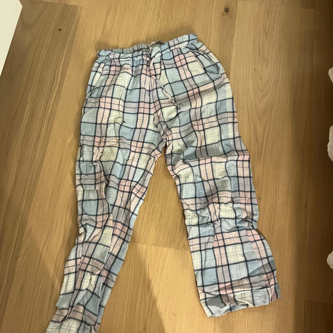 Två par rutiga mjukisbyxor XS - 3