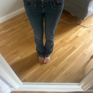 Ltb blå jeans W24 L32 - Säljer ett par klassiska LTB jeans i blå tvätt med raka ben och låg midja. Jeansen har fem fickor, knapp och dragkedja framtill samt snygga sömmar. Perfekt passform för dig som gillar en tidlös look och vill ha jeans som sitter snyggt.