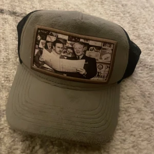 Grå/mörkblå Maggiore keps - Säljer denna keps som inte används längre, trådarna vid spännet har dragits lite men märks inte när man spänner åt kepsen, pris är ej fast så kom med förslag👍😉