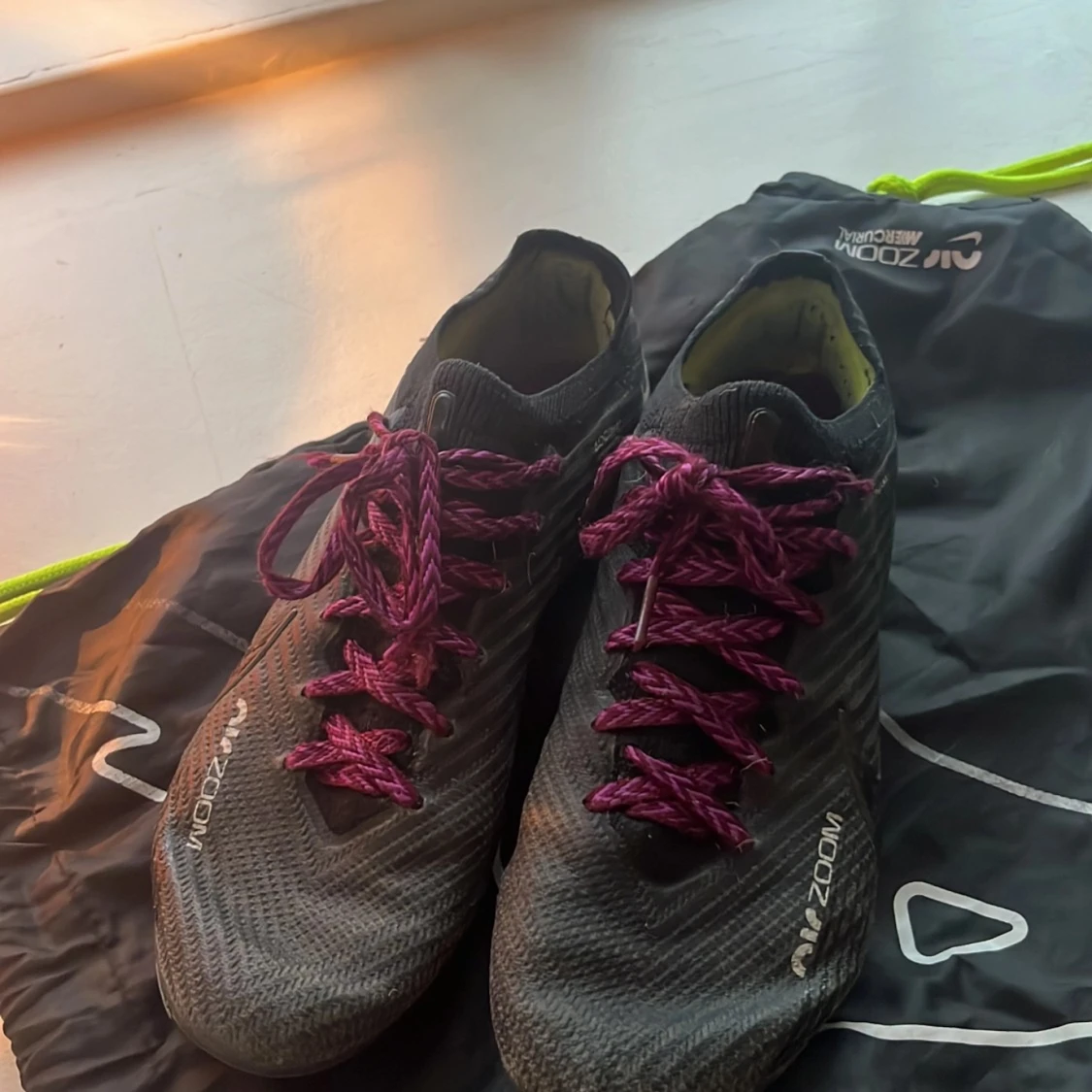 Svarta Nike fotbollsskor med lila snörning - 90