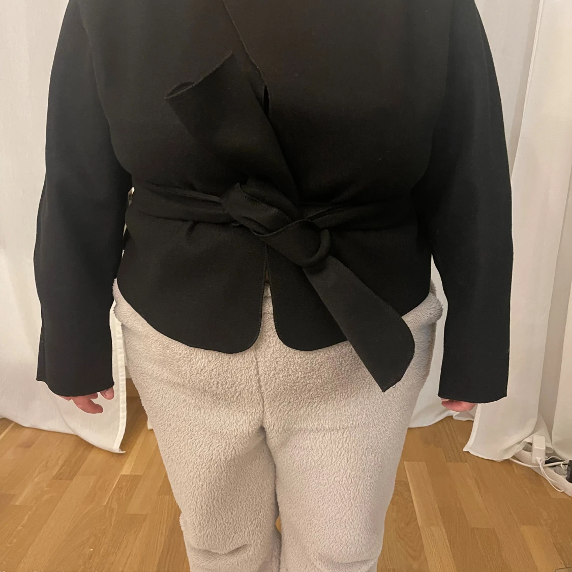 Svart omlottkavaj med bälte - 3