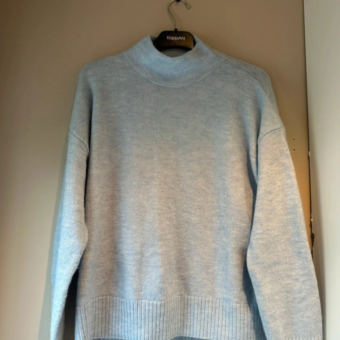 Ljusblå stickad polotröja KappAhl