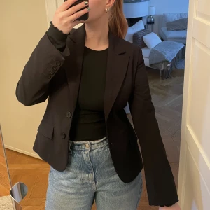Svart kavaj  - En helt ”vanlig” svart kavaj som säljs då den är för liten. Annars är den o jättebra skick! Storlek 38 men sitter mer som en 36🤗