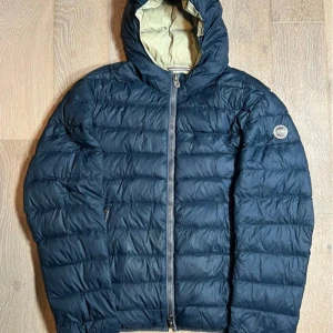 Colmar dunjacka - Colmar Dunjacka Mörkblå/SvagGul | Skick 8,5/10 | Storlek M/50 | Nypris ‼️5000kr‼️| Pris inte hugget i sten! | Jackan har inga hål | Skriv om frågor uppstår! | //MvH By, Olssén, Closet