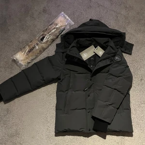 Canada Goose Grey Laben Jacka - 📊 Färg: Mörk Grå  Se bild 3 för bästa färg exemplet❗️  📏 Storlek: Small (S)   📐 Mott:  Axel till axel~ 57 CM Midja till hals~ 68 CM  🌟Nypris 8000kr+  ♻️ Helt nytt skick  📦 Postar Inom 24h