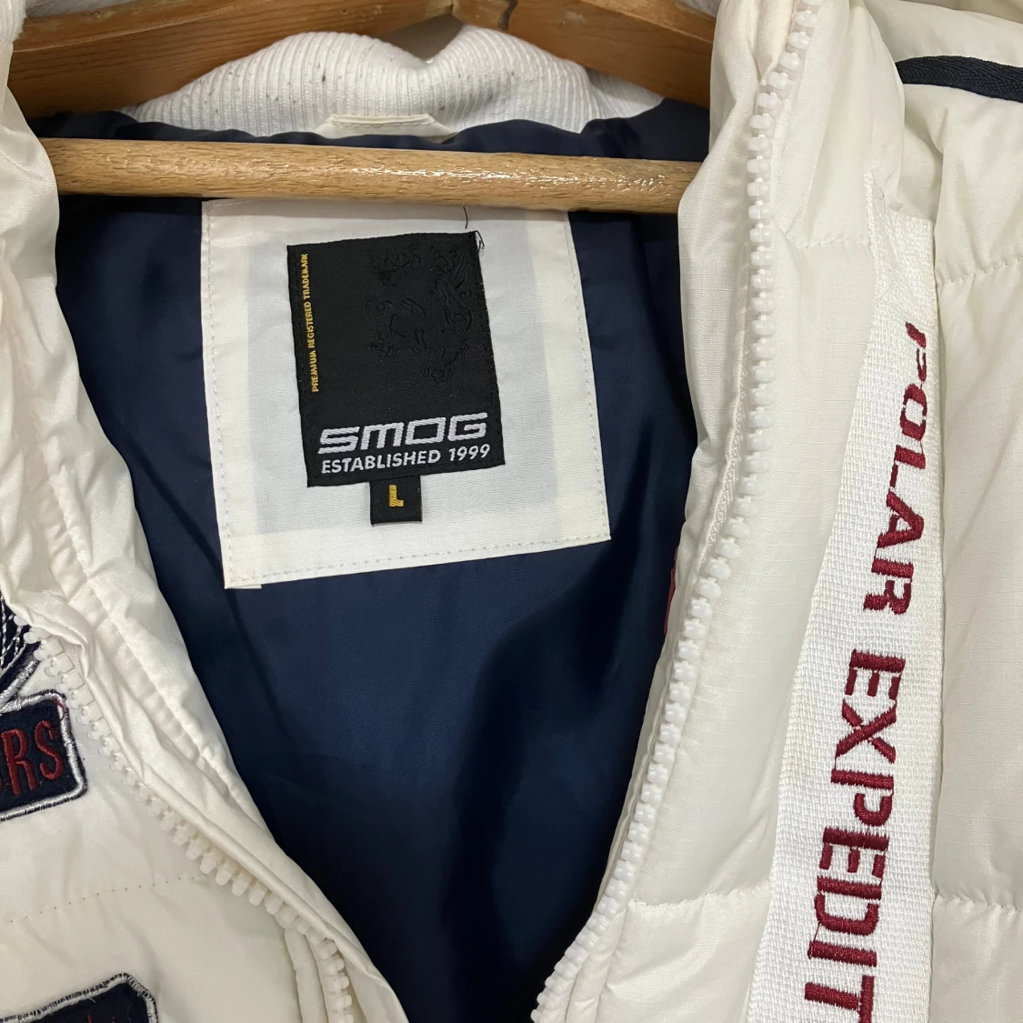 Vit pufferjacka från Smog med patchar - 3