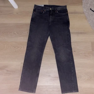 Svarta jeans  - Säljer ett par svarta slim fit jeans från H&M i storlek 28/30. Jeansen sitter väldigt bra och har inga fel. Säljes pga för små