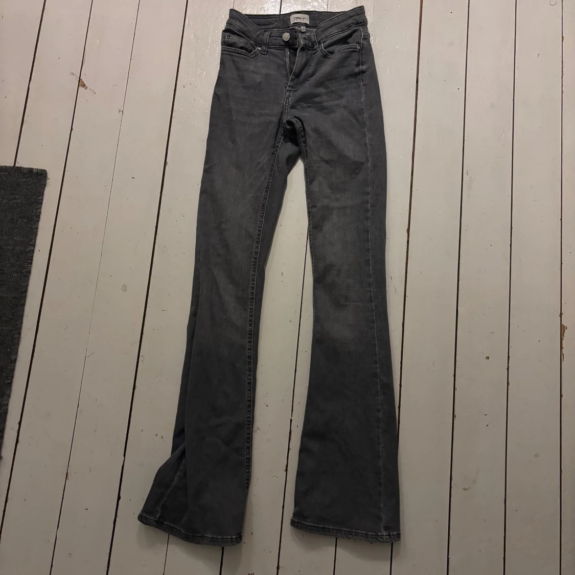 Grå bootcut jeans från Only