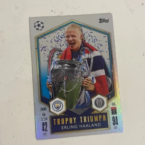 Fotbolls kort Erling Haaland   - Fotbolls på Erling Haaland, Manchester City, firande Champions League-seger. Perfekt för unga fotbollsfans och samlare som vill ha en cool och glittrig hyllning till en av världens hetaste spelare.