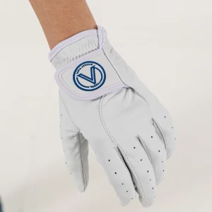 Vita skinnhandskar från Validoz UF - Snygga vita skinnhandskar från Validoz UF med blå logga på ovansidan. Handskarna har perforeringar för extra ventilation och elastisk mudd för bra passform. Perfekta för dig som vill ha stilrena och funktionella handskar till sport eller aktivitet. Storlek XL, L, M, S, XS