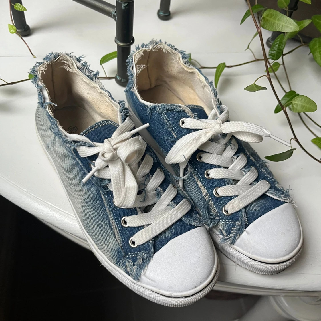 Blå denim sneakers med fransar - 1