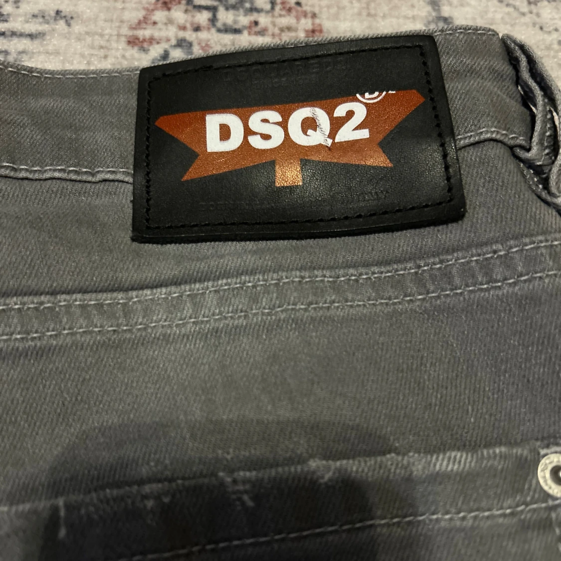 Grå jeans från Dsquared2 med slitningar - 2
