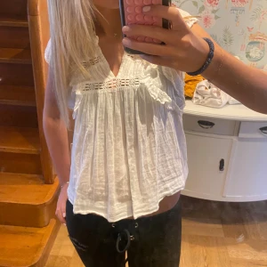 Neo noir blus  - Så söt blus från neo noir! Väldigt bra skick, storlek 38 men skulle säga att den passar både större och mindre jag har oftast 34/36 ! Jätte fin ! Köpt för 799kr