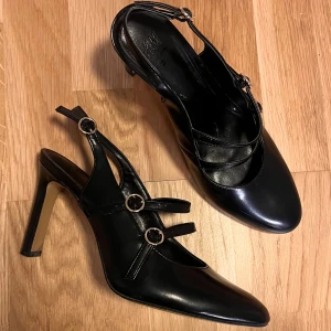 Svarta klackskor med spänne - Fräscha klackar från H&M, storlek 37 💞