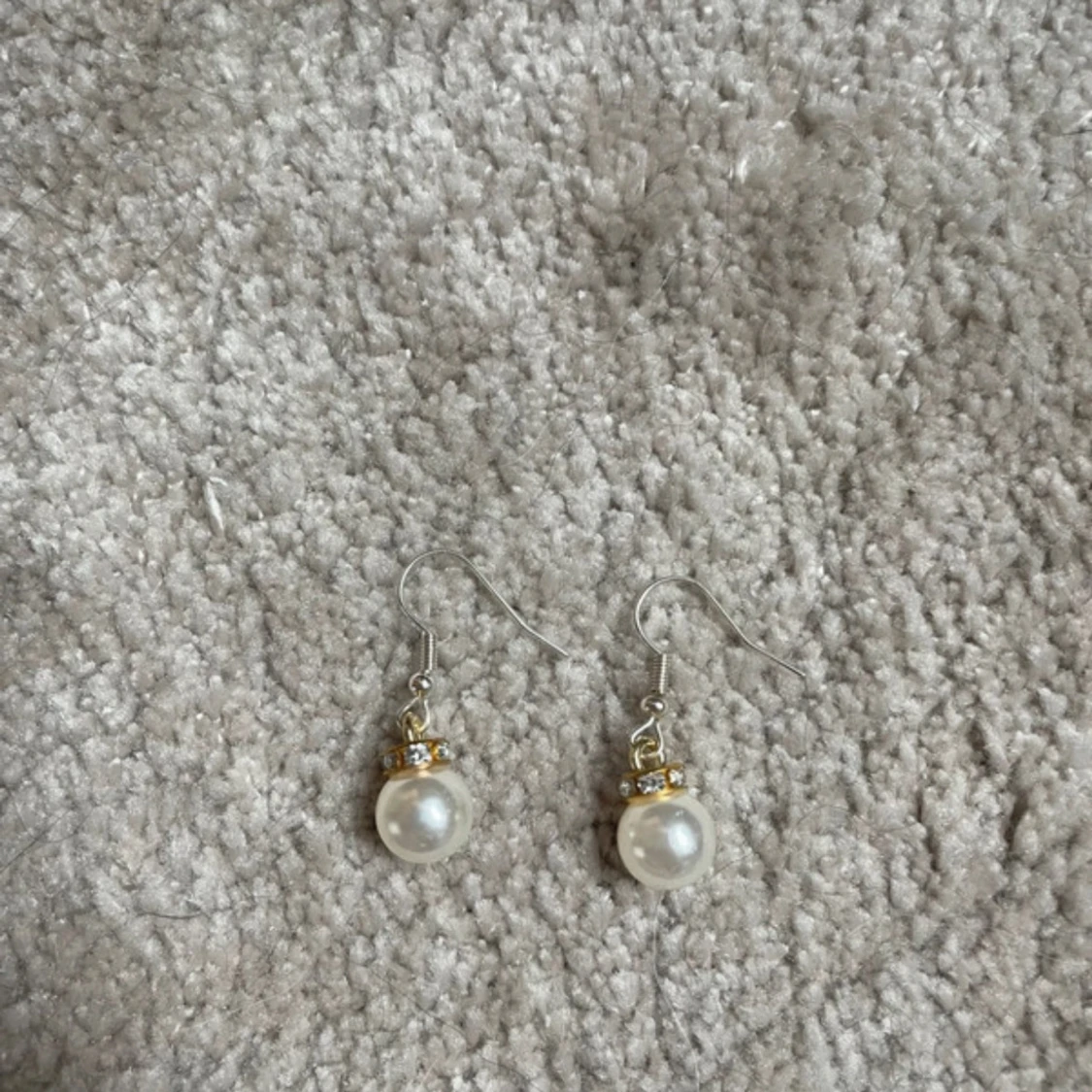 Örhängen julkula vit 