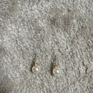 Örhängen julkula vit  - Örhängen jul kula vit🤍 du får med ploppar 💕