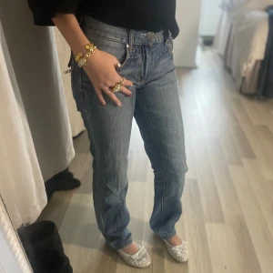 Blå jeans från Crocker med dragkedjor - Snygga blå vintage jeans från Crocker med raka ben och snygga dragkedjor på bakfickorna. 💞Jeansen är midwaist, på sista bilden ser ni en slitning på låret, vet inte om det tillhör designen men oavsett är det inget som stör.💗🙌🏼Skulle säga att jeansen är som en storlek xxs/W24 ☺️