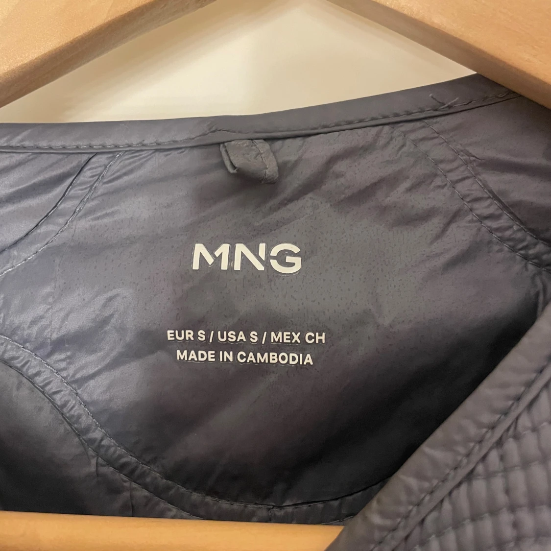 Grå quiltad jacka från MANGO - 2