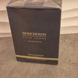 Boucheron Pour Homme Eau de Toilette 100 ml - Stilren herrparfym från Boucheron, 100 ml. Ingredienser: alkohol, aqua, parfum, limonene, linalool, citral, citronellol, coumarin, och fler. Tillverkad i Frankrike. Perfekt för dig som vill ha en klassisk touch i din doftsamling.