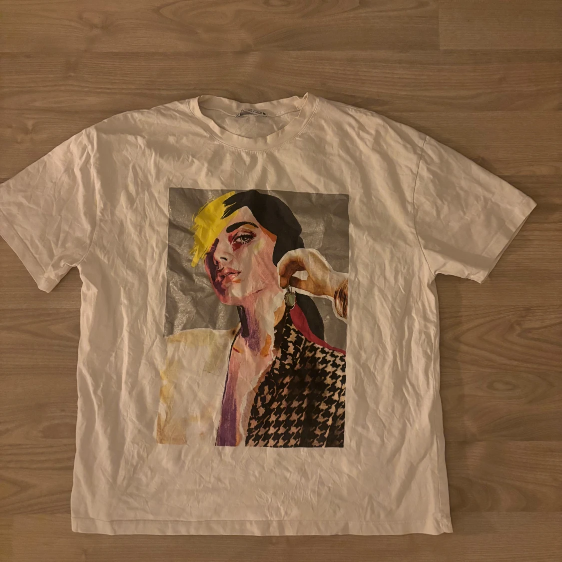 Vit t-shirt med grafiskt tryck - 2