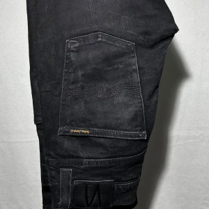  Nudie Jeans - Svarta jeans från Nudie. Jeansen är väldigt snygga och trendiga och passar väldigt bra med mycket. Den är i färgen svart med enkel tvätt på dom.
