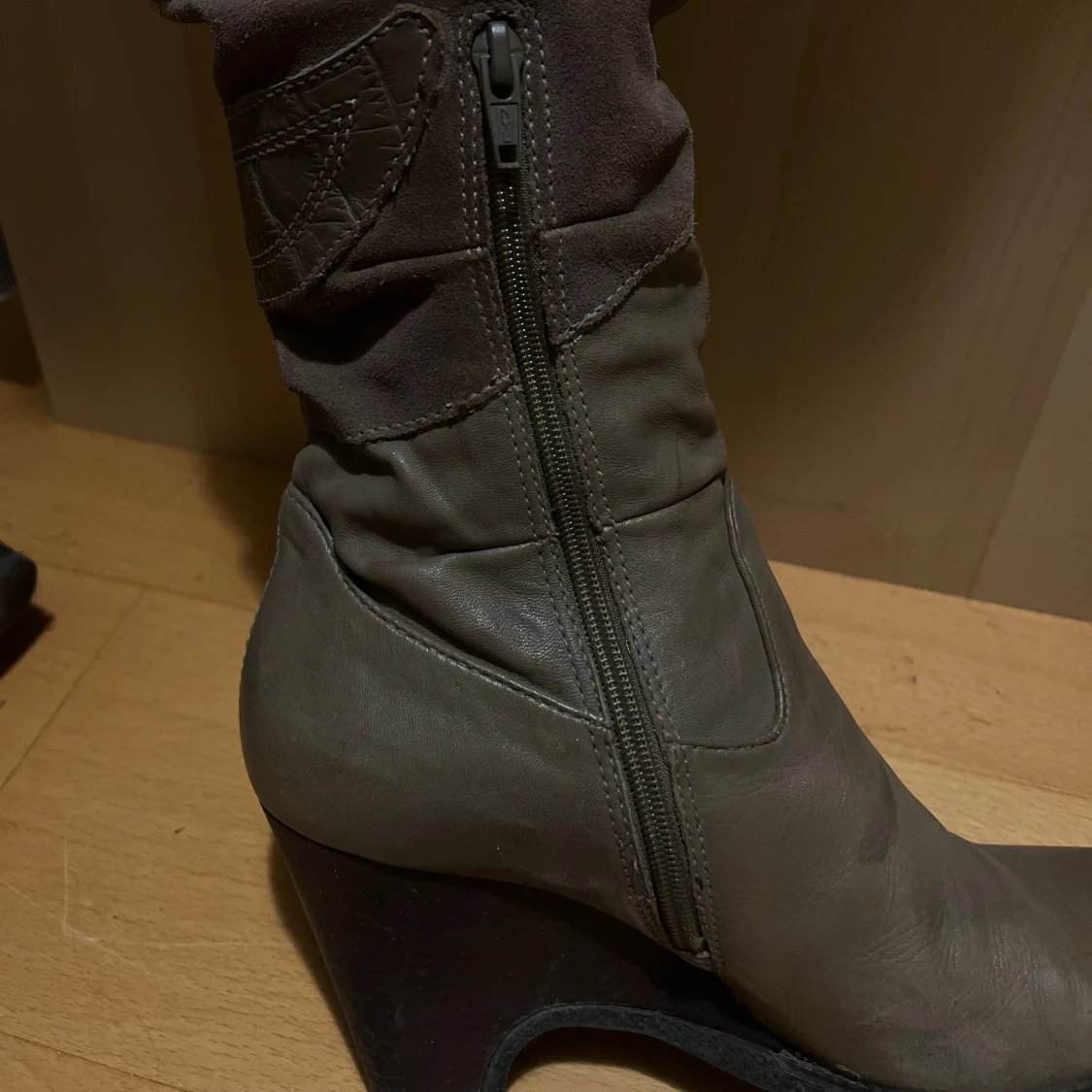 Bruna stövletter med klack och nitar - 3