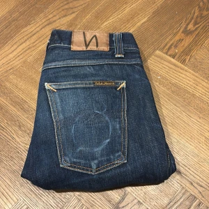 Selvedge Nudie jeans  - Hej säljer dessa riktigt snygga selvedge jeans från Nudie byxorna är i det ace selvedge och kostar 3500kr nypris modellen är steady Eddie vilket är mellan slim och straight skulle jag säga bilder finns på nudies hemsida byxorna har lite fades men kan få mycket mer då de inte är använda så mycket storlek 28/30 skriv vid intresse och skicka gärna prisförslag 