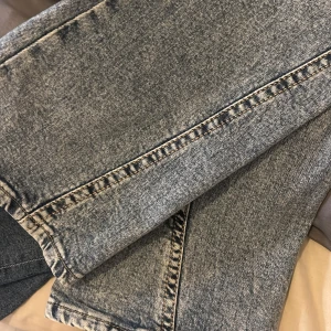 Y2k jeans - Skit snygga blåa jeans från Gina med sömmar som går från sidan ner på benet, litet hål på baksidan längs ner på dem.