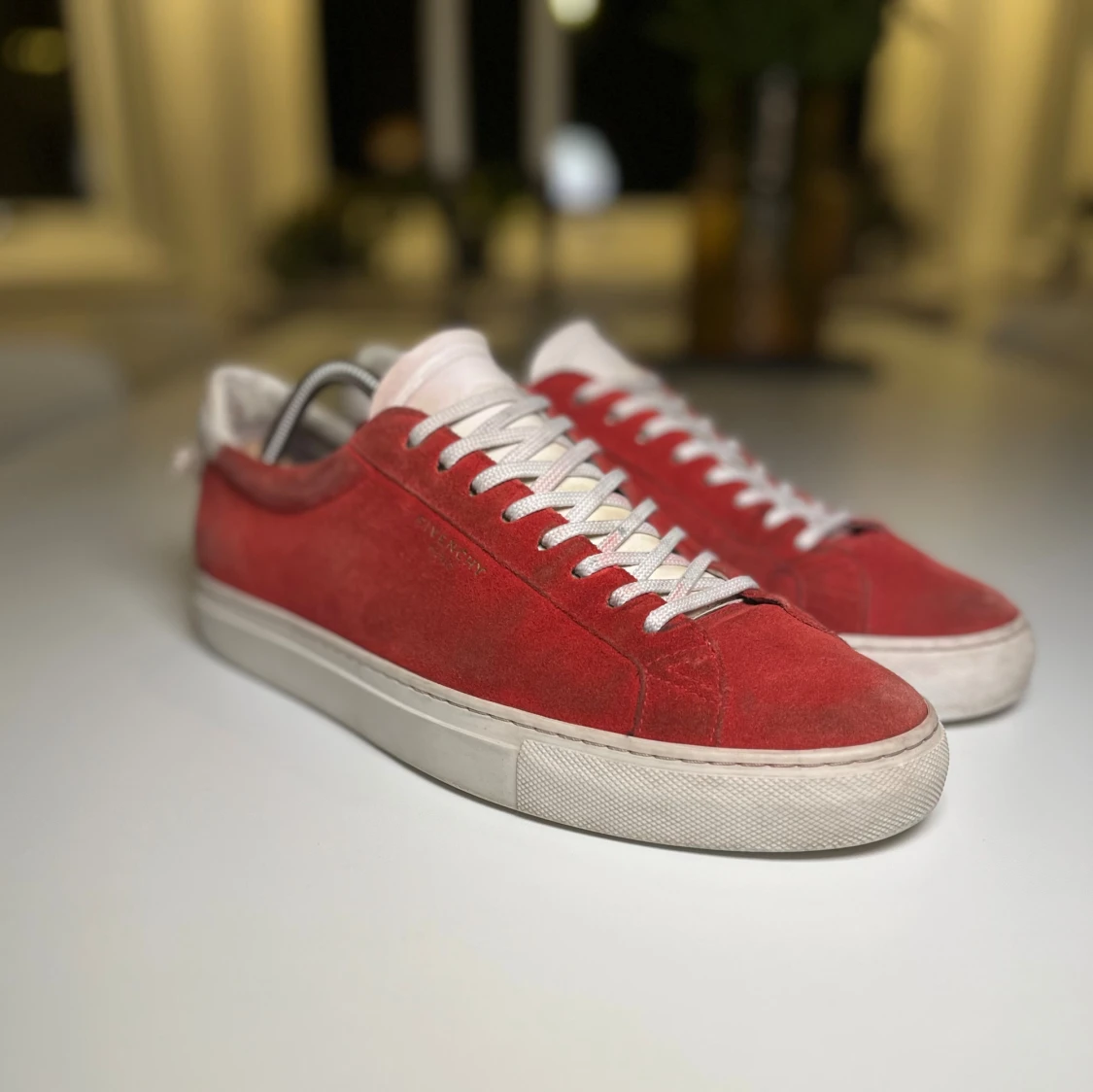 Röda sneakers från Givenchy