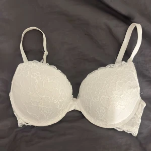 Vit spetsig bh från Lindex - Aldrig använt!