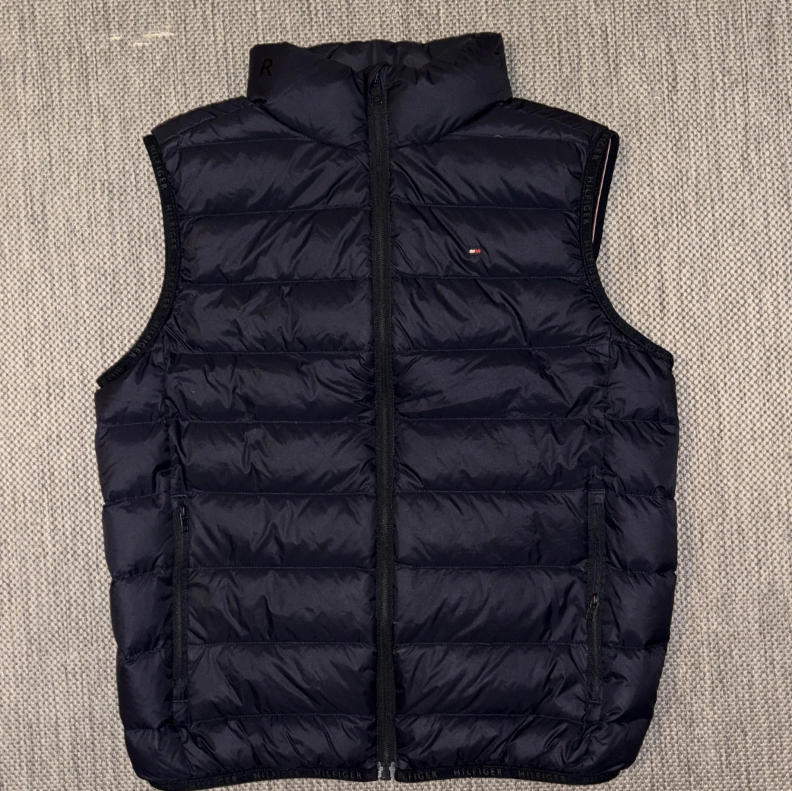 Mörkblå dunväst från Tommy Hilfiger