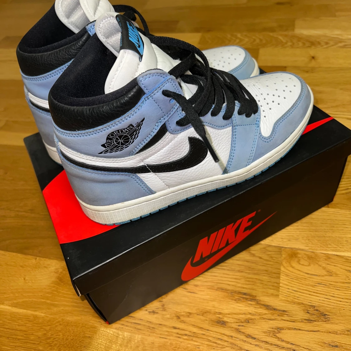 Nike Air Jordan 1 University Blue - 2