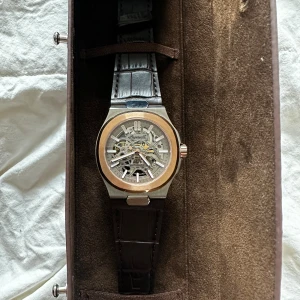 Ingersoll 1892 klocka automatic - Snygg automatisk klocka från Ingersoll med genomskinlig urtavla som visar mekaniken. Använd 3 gånger så i nyskick. Köpt på ”Ditur” för 4399kr. Helt automatiskt klocka