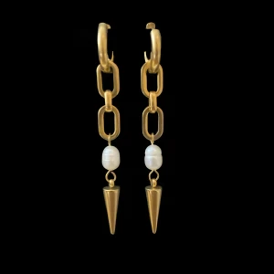 Guldiga örhängen med sötvattenspärlor och konformad avslutning - Möjlighet finns att köpa utan presentask till ett lägre pris.  Finns även i rostfritt stål variant.  Priset avser ett par örhängen  Presentask ingår Material: Guldpläterat rostfritt stål & sötvattenspärlor Längd: ca 6,0 cm Nickelfria och handgjorda