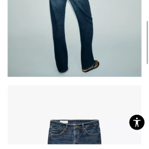 mörkblå jeans zara wide leg låg midja  - Snygga mörkblå jeans med wide leg och låg midja. Jeansen har klassisk femficksdesign, raka ben med lätt utsvängning och detaljerade sömmar. Perfekta för dig som gillar en avslappnad men trendig look. Tillverkade i slitstarkt denimtyg. Har en skavank, sista bilden. Men går enkelt att sy på och är inget som syns eller påverkar användandet.