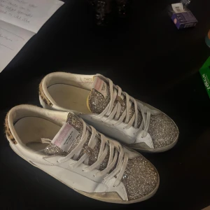 Skor - Säljer dessa snygga skorna från Crime London, liknar golden goose skorna. Köpta för 2400kr, dem är knappt använd men ändå defekten är att lite av leopard printer är av men synd inte pga byxorna kommer över. Smutsen ni ser är designen, och det kan ni kolla på deras hemsida! Säljer så klart billigare än orginal. Låda och extra skosnören finns till 🥰