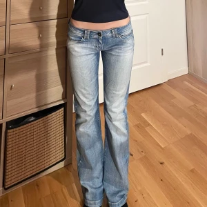 Ljusblåa bootcut only jeans  - Fina lågmidjade ljusblå jeans från Only med coola fickor, strl M🩷 // midja 39,5cm tvärsöver, innerbenslängd 79cm