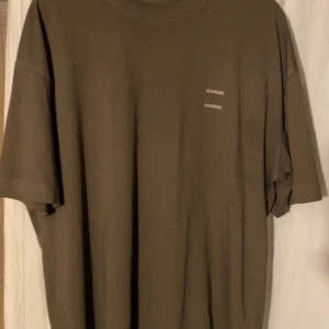 Grön  t-shirt från Samsøe Samsøe - Snygg grön t-shirt från Samsøe Samsøe med diskret logga tryckt på bröstet. Modellen har rund hals och korta ärmar, och är gjord i mjuk bomull som känns skön mot huden. Perfekt för dig som gillar stilrena och enkla plagg. Ord pris 700kr