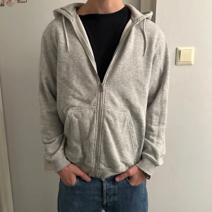 Weekday Zip - Stilren Grå Zip från Weekday i storlek M. Mycket bra skick och ett bra pris. 180,65kg skriv för frågor. Må bäst. 