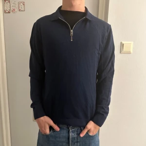 Långärmad Piké - Snygg marinblå stickad tröja i storlek S. Tröjan är i ny skick och är sjukt stilren och passar till det mesta. 180,65kg. Tröjan sitter alltså mer som en M än en S. Må bäst! 